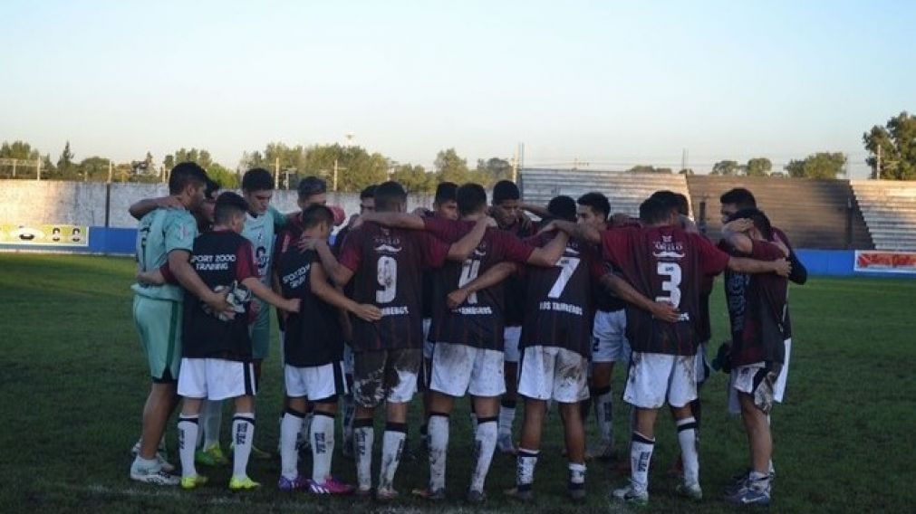 Claypole se fue al descenso a pesar de la victoria frente a Puerto Nuevo.