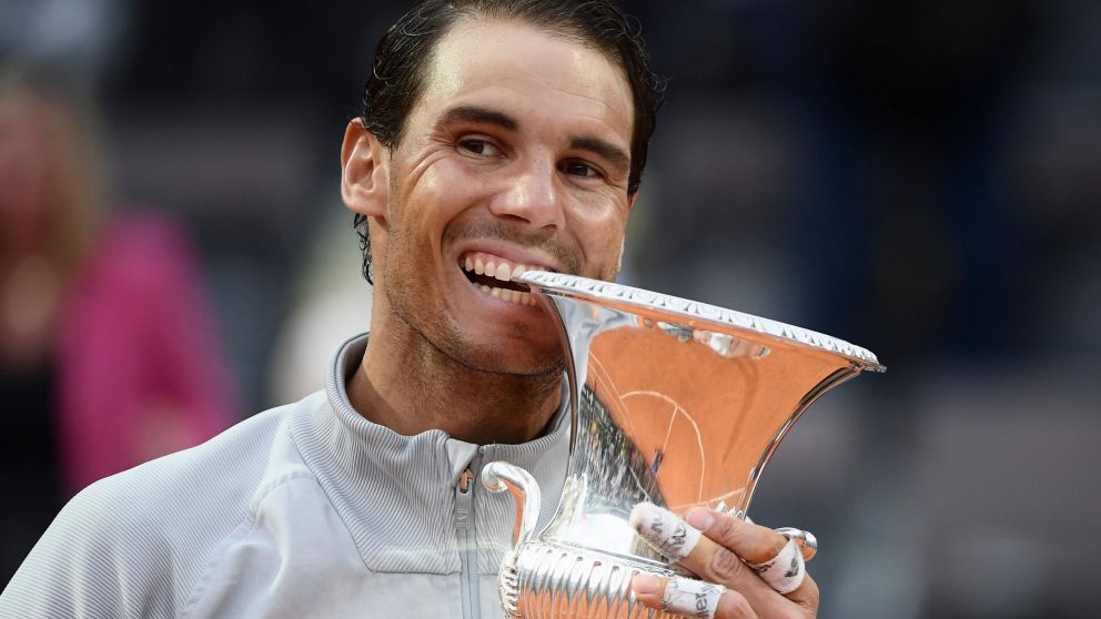Nadal muerde el trofeo, gesto característico en la victoria (AFP).