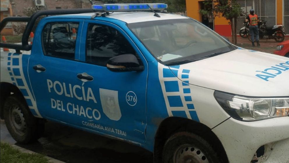 La policía detuvo al joven estafador.