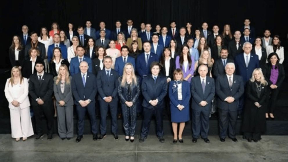 Elecciones: Javier Milei junto a los 32 candidatos de La Libertad Avanza