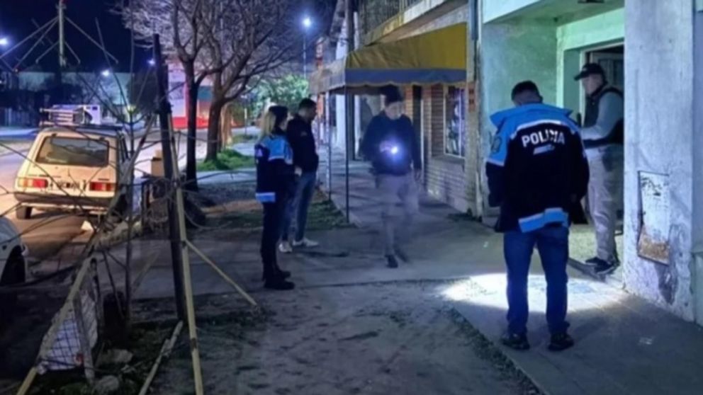 Los policías se apersonaron en el escenario del crimen. Crédito: Semanario Reflejos.