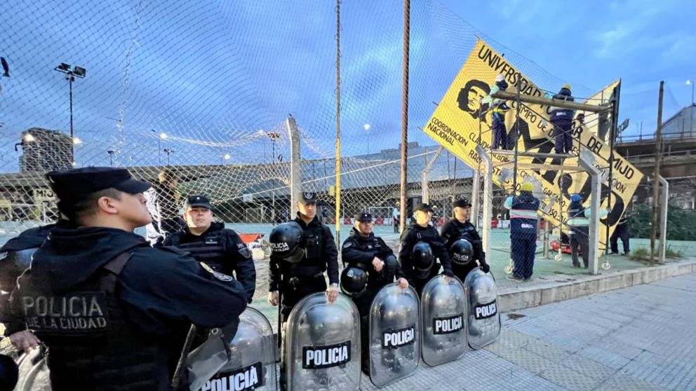 El momento del operativo en el que bajan un cartel de la organización que encabeza Raúl Castells (Gentileza Policía de la Ciudad).