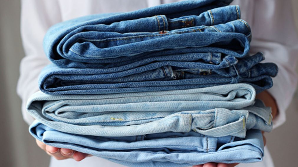 Cómo reciclar jeans viejos y transformarlos en nuevas prendas