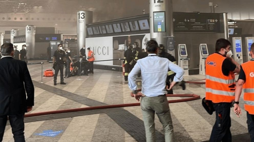 El incendio ocasionó una nube de humo negro que obligó a evacuar el aeropuerto.