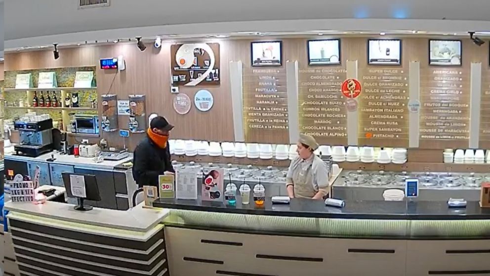 El delincuente pidió disculpas y se llevó el efectivo ante la mirada de la empleada.