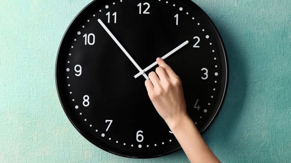 La Argentina tiene un desfasaje entre la hora oficial (-3) y el huso horario que realmente nos corresponde (-4) y esto provoca varios inconvenientes.