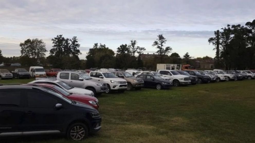 Algunos de los autos secuestrados durante el allanamiento en la casaquinta.