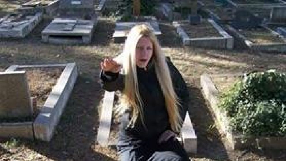 La docente en un cementerio, haciendo el saludo nazi.