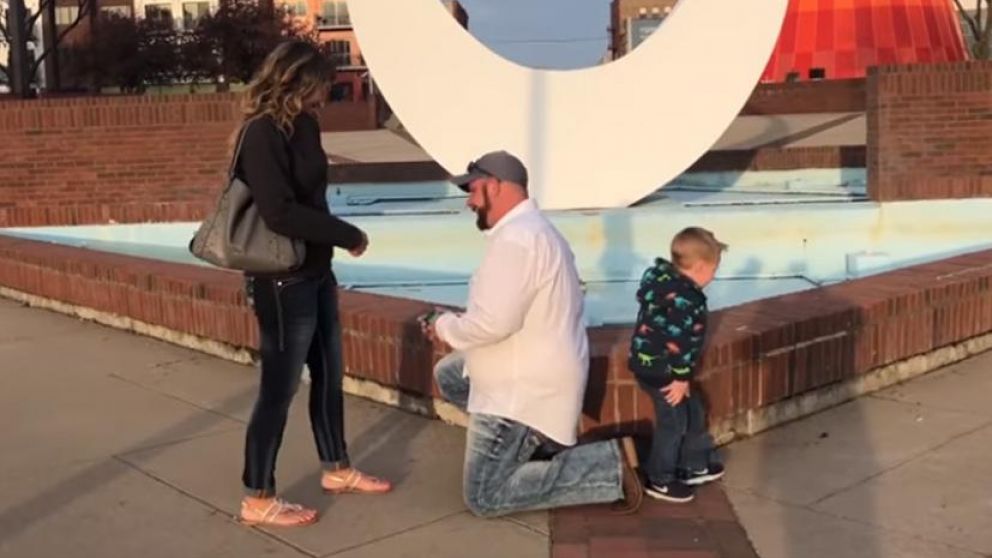 La criatura hizo algo asqueroso que le quitó romanticismo al pedido de casamiento.