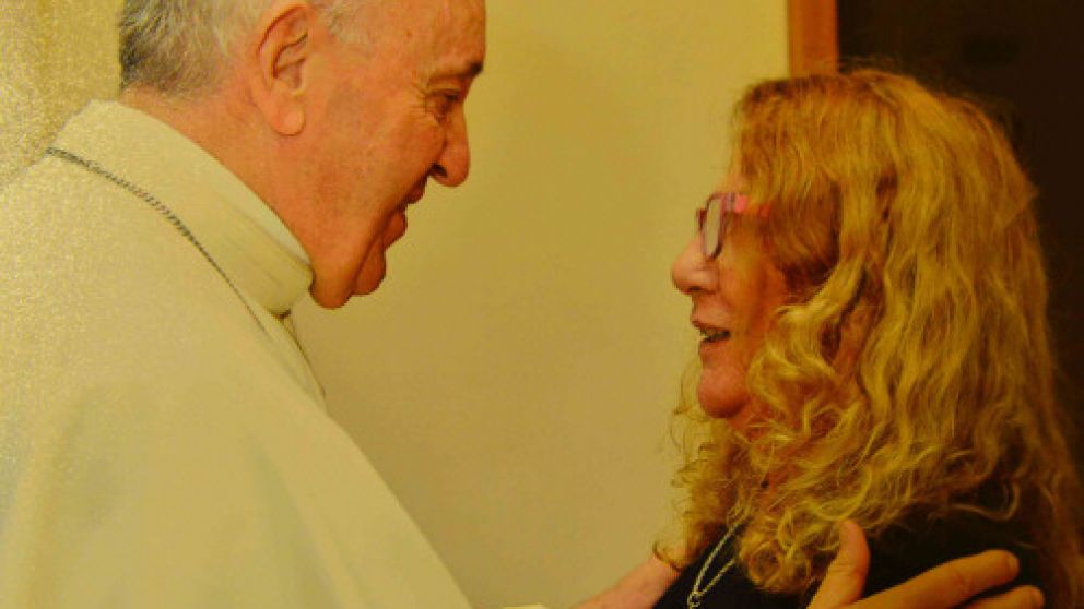 Nuestra compañera Alicia Barrios junto a su santidad.