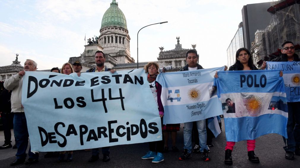 Familiares de los 44 tripulantes se movilizaron frente al Congreso.