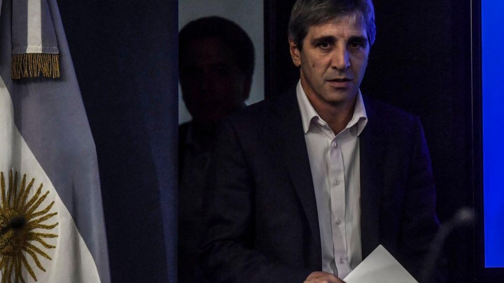 "Toto" Caputo, antes de la conferencia de prensa junto a Dujovne (Télam).