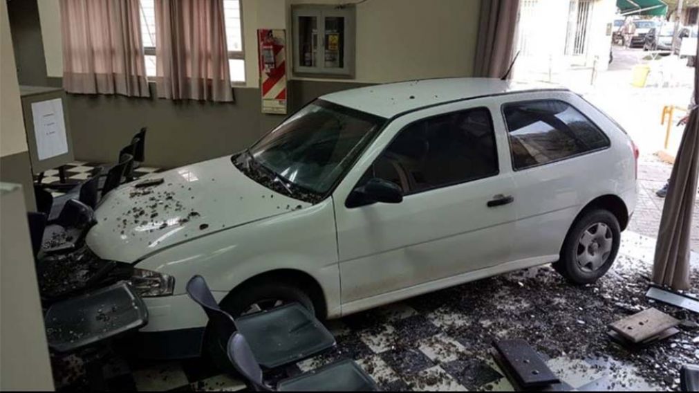A lo "Relatos Salvajes": le cortaron la luz y estrelló su auto contra la proveedora