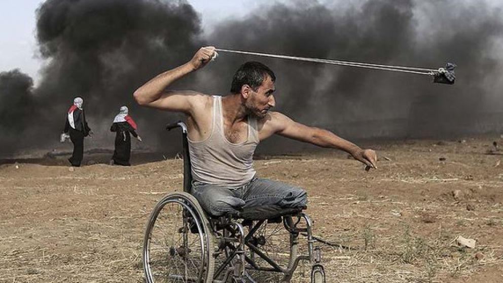 La imagen de Fadi Abu Salah resistiendo el bombardeo con una boleadora.