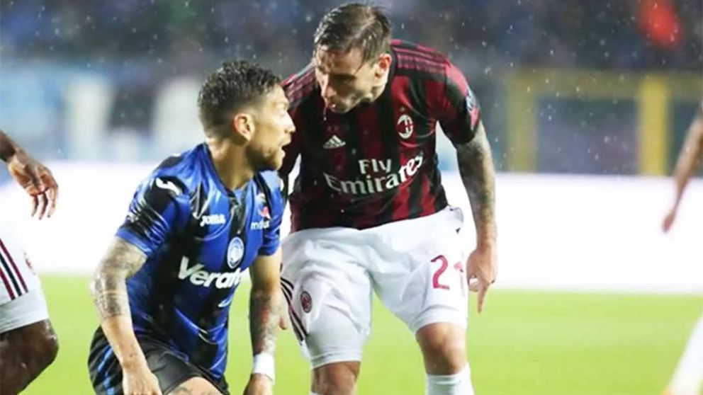 Tras el fuerte golpe, Biglia increpó a Gómez. (Captura de video)