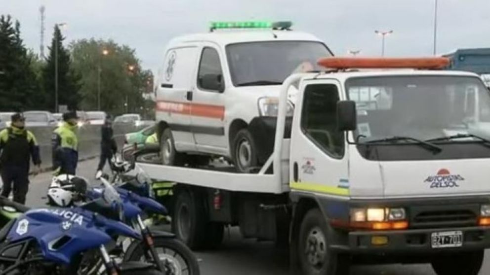El auto se descompuso, se bajó y murió atropellado.