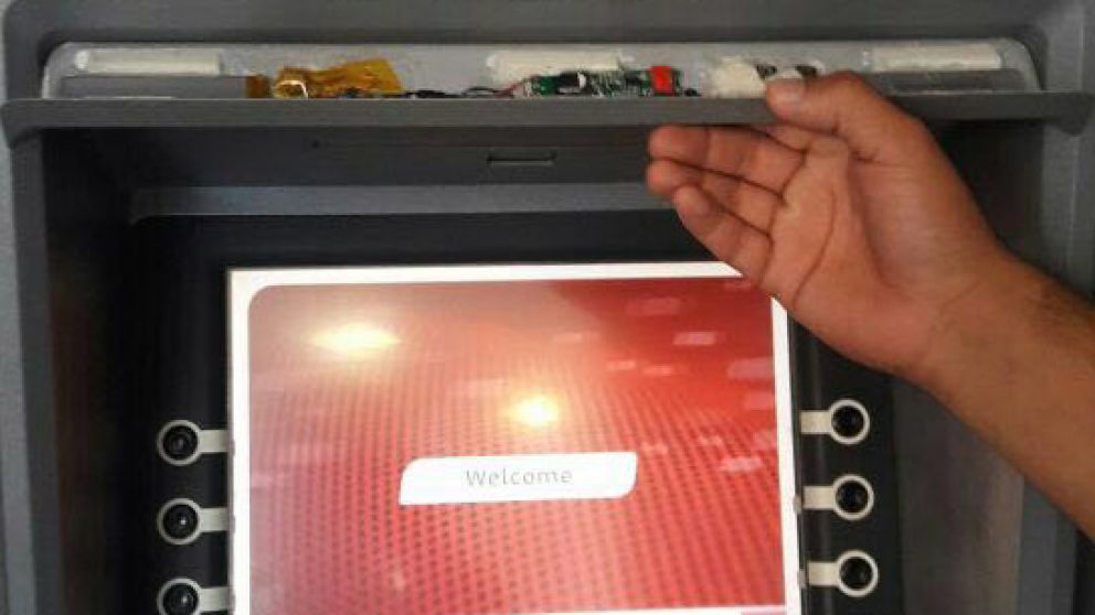 El delincuente puso un dispositivo para clonarlas.