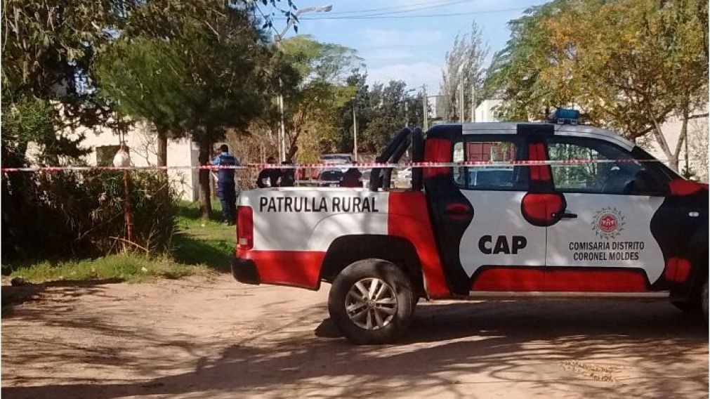 La policía buscó rastros en la casa donde hallaron los cuerpos.