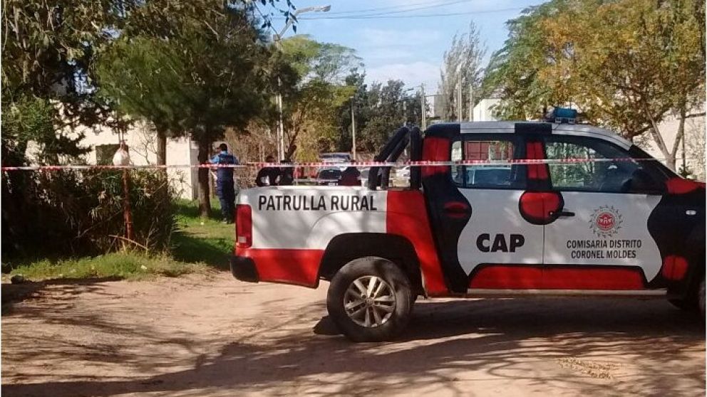 La policía buscó rastros en la casa donde hallaron los cuerpos.