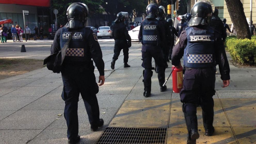 Policía quedó atrapado en puerta giratoria por "ratón"