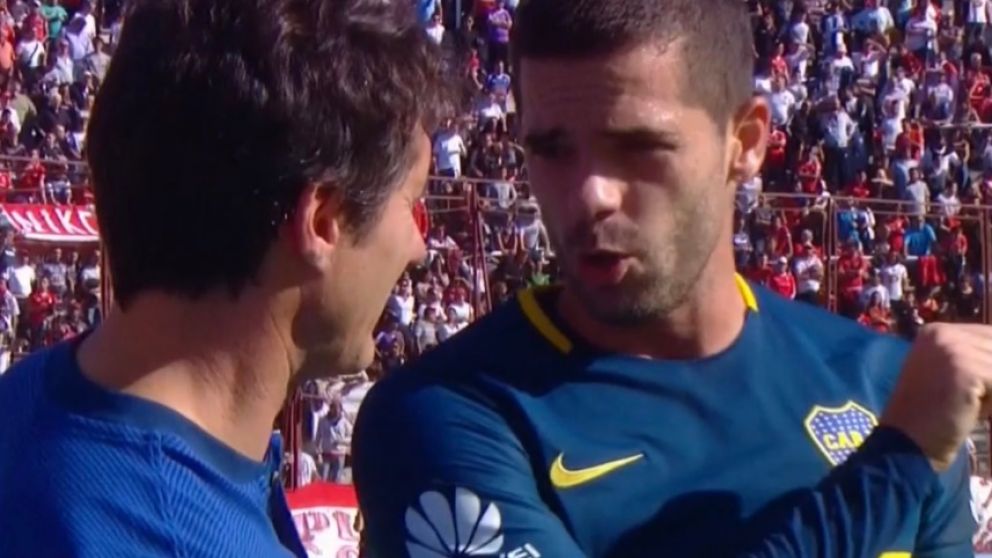 Gago se acerca al banco y le cuenta a Guillermo lo ocurrido con el árbitro.