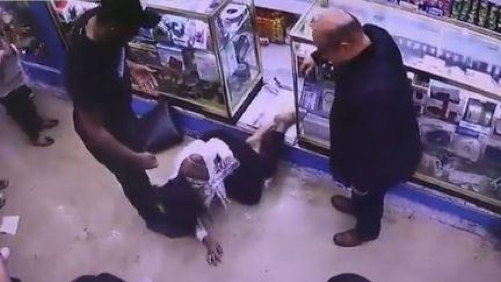 La policía cree que la victima del ataque fue elegida con antelación. (Captura).