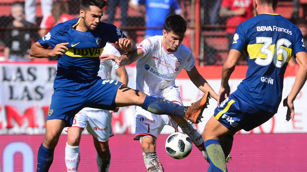 Mete Pussetto ante la marca de Más. Fue un partido vibrante (Claudio Espeche - Crónica).