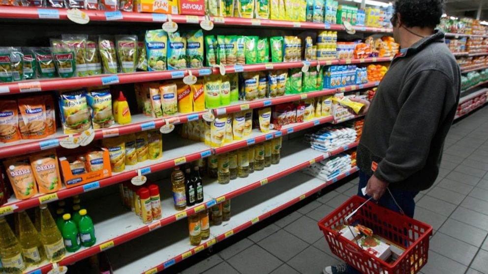 El peso de depreció 14% en un mes. La crisis cambiaria promueve una remarcación "a ciegas". (Archivo).