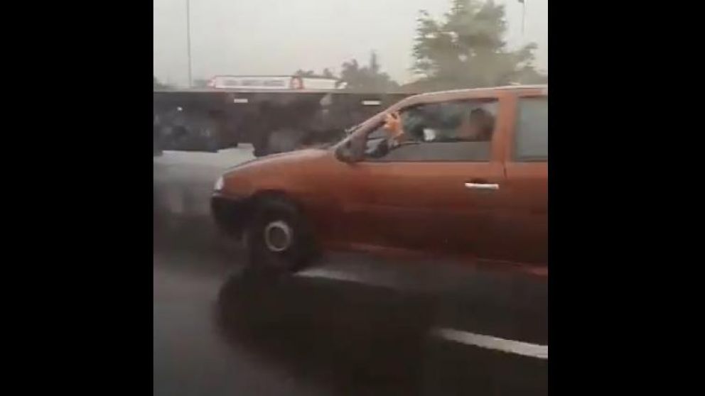 La imprudente maniobra del automovilista para seguir manejando.