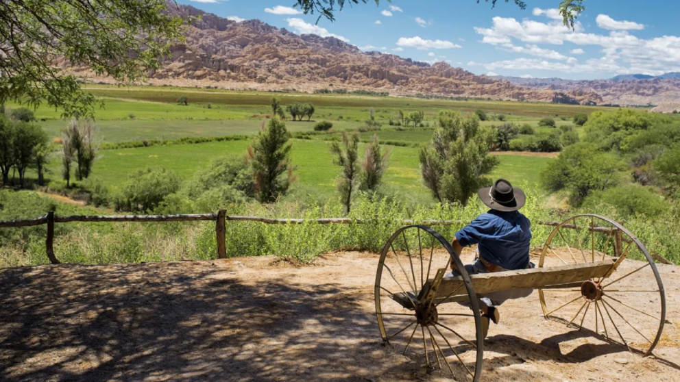 Un pueblo del norte salteño que conserva su esencia, rodeado de cerros y calma infinita.
