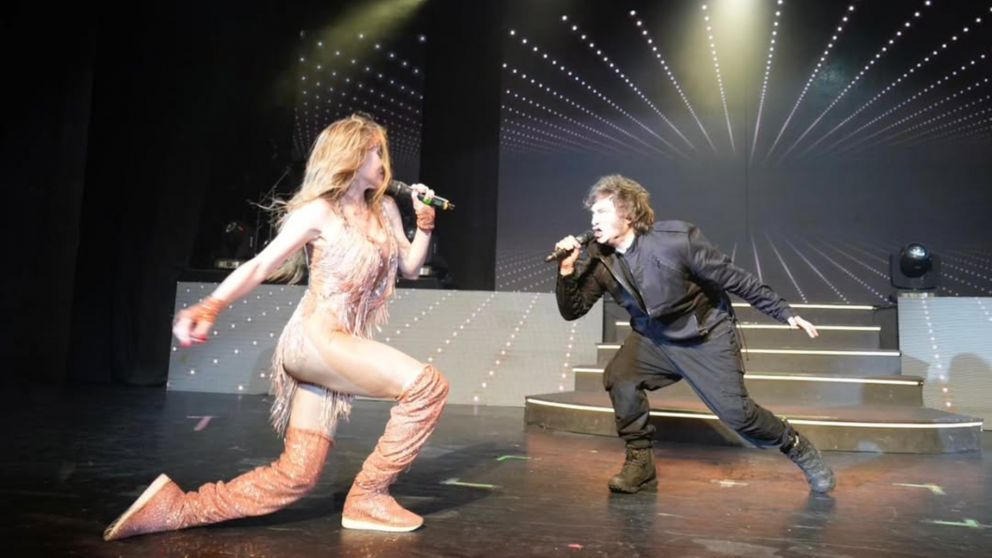 Javier Milei cant� "El Rock del Gato" en un teatro de Mar del Plata junto a F�tima Fl�rez.
