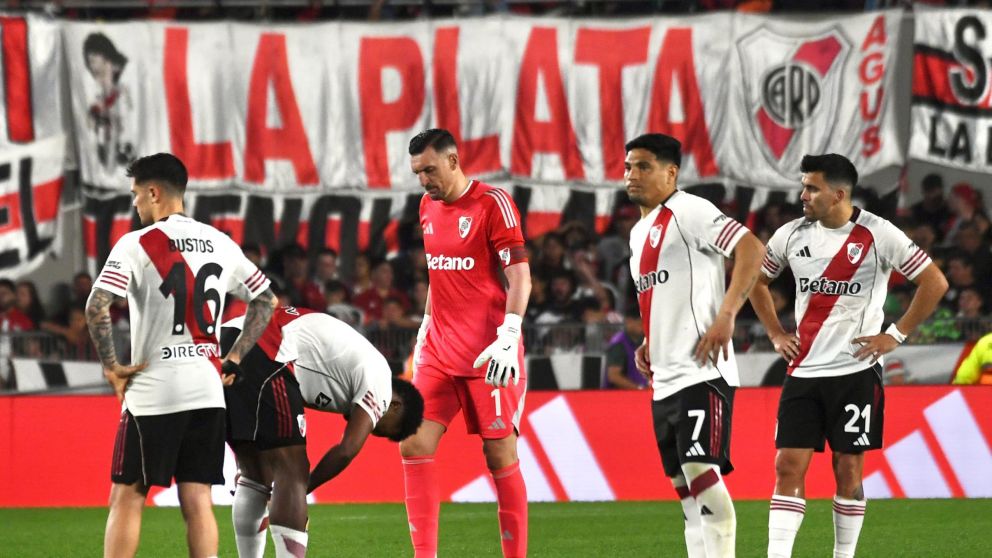 Jugadores de River cabizbajos en su estadio, una imagen muy frecuente el año pasado.