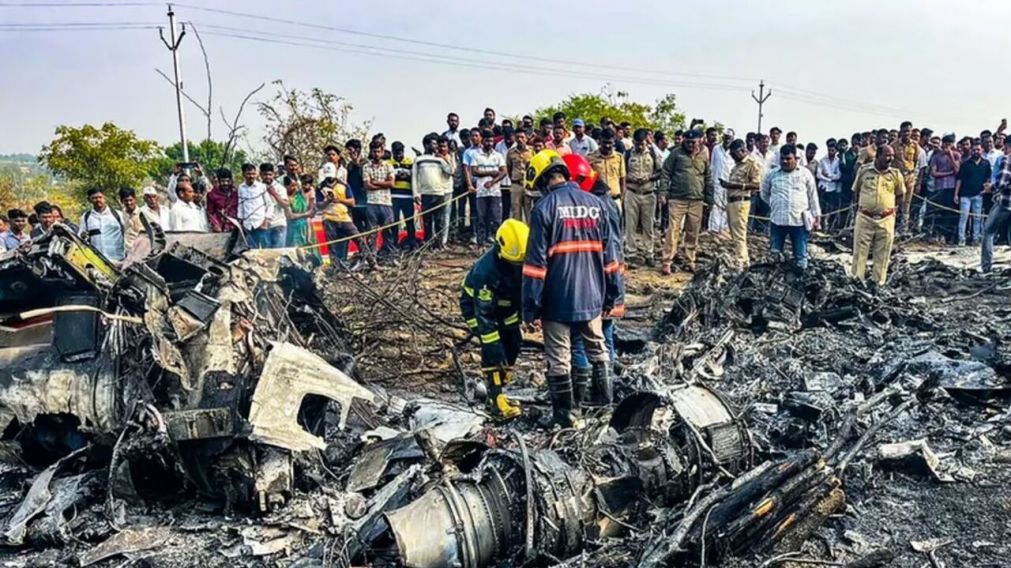 Conmoción en la India por el accidente aéreo que dejó cinco muertos (X).