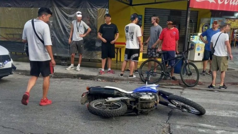 La moto que intentaron robarles a los policías.