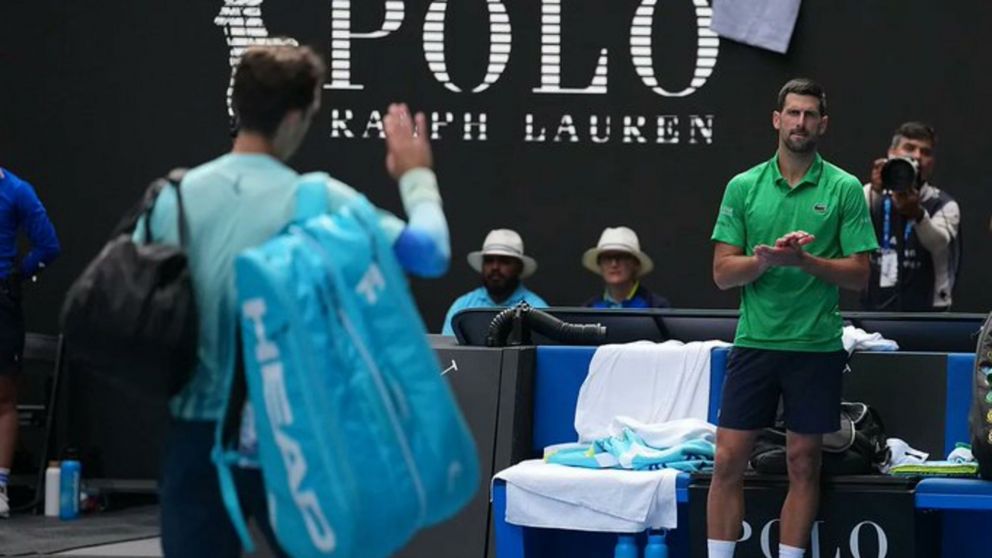 Lorenzo Musetti le avisa a Novak Djokovic que su estado físico no le permite continuar este partido del Australian Open.