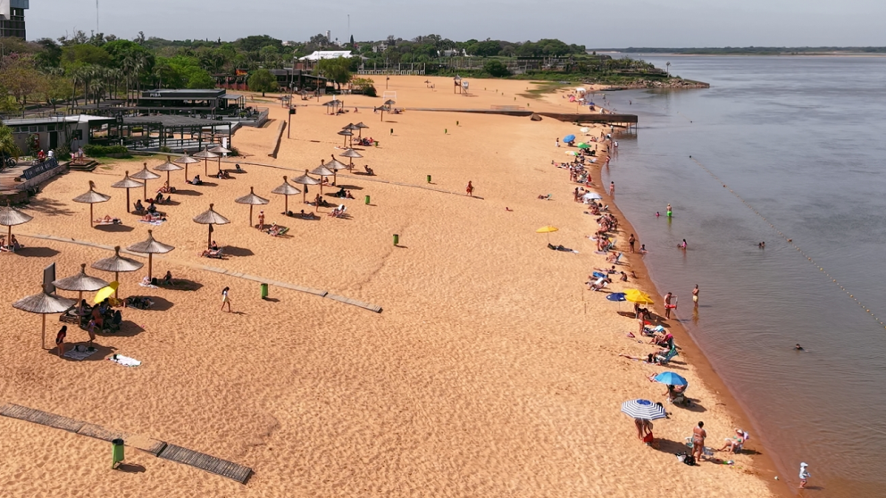 Arena, agua dulce y mucho sol: las playas de río se convierten en la mejor opción para refrescarse en verano sin viajar hasta la Costa Atlántica (Img. Región Litoral).