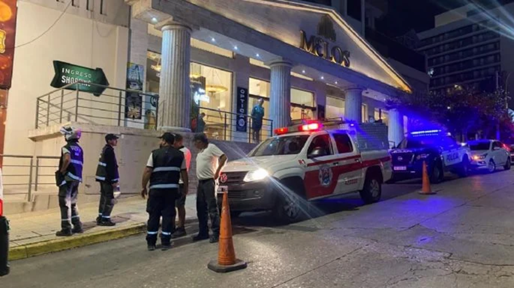 La policía realizando pericias en el edificio.