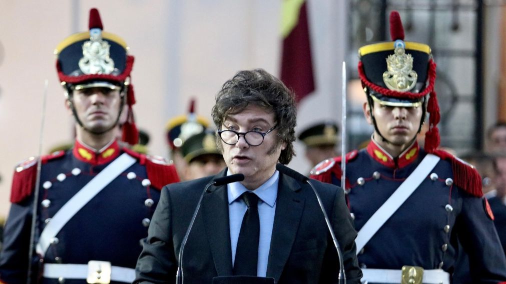 Javier Milei restituirá la custodia del sable corvo de San Martín al cuartel de Granaderos a Caballo.
