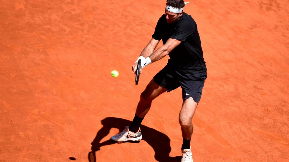 El tandilense no pudo seguir avanzando en el polvo de ladrillo ibérico (AFP).