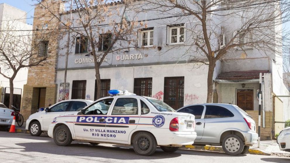 La comisaría cuarta de donde fue suspendido el oficial.