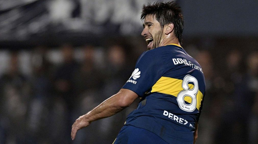 Pablo Pérez marcó el primer gol en La Plata y así festejó. (AFP)