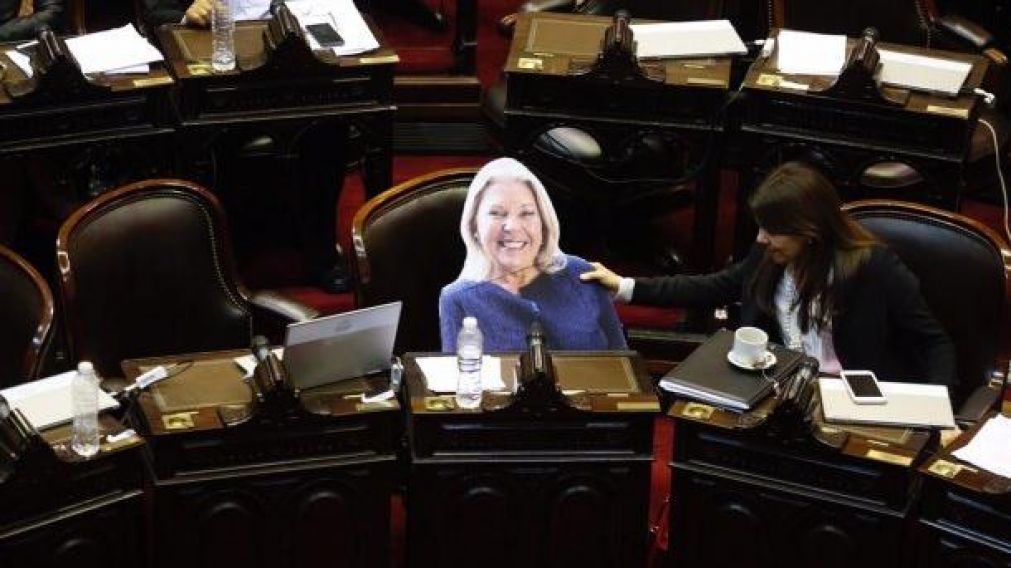 De esta manera, presentaban a Carrió en el Congreso.