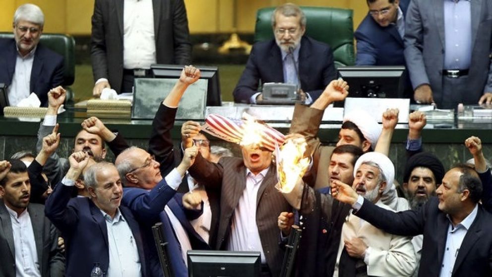 Legisladores quemaron una bandera estadounidense en pleno Parlamento.