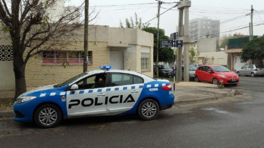 Un móvil policial instalado frente al hogar Amancay, en Neuquén.