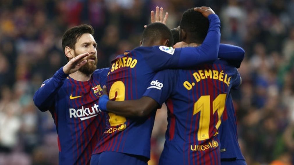 El Barcelona festeja el gol de Dembel�, el �ltimo de la goleada ante el Submarino amarillo.