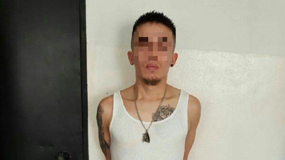 El estilista de La Boca ultimó a la víctima con su elemento de trabajo.