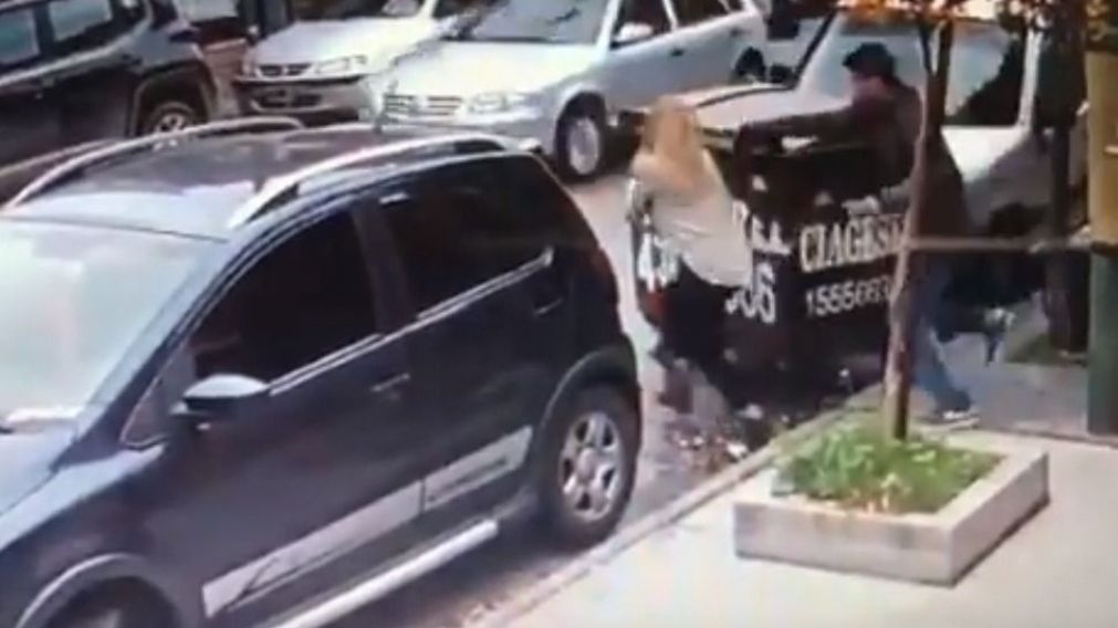 La mujer se dio cuenta demasiado tarde que el delincuente la acechaba. (Captura de video)