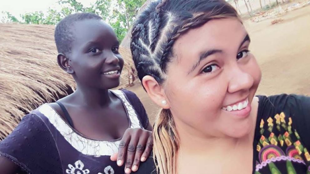 Eliana. Luciendo la trenza que le hizo Victoria en el campo de refugiados de Rhino.