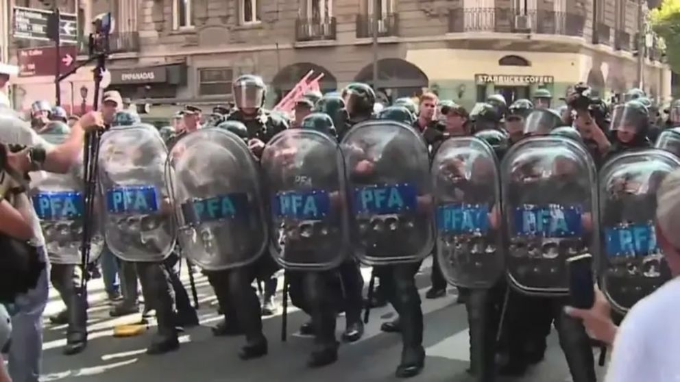 La Policía reprimió a los manifestantes que se congregaron frente al Congreso.