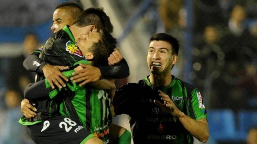 Los jugadores del Santo, festejaron la goleada ante Chaca. (Twitter)